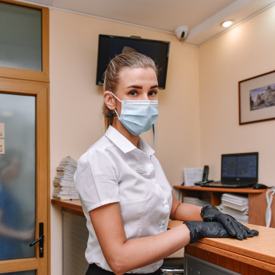 при посещении нашей клиники обязательно иметь защитную маску и перчатки